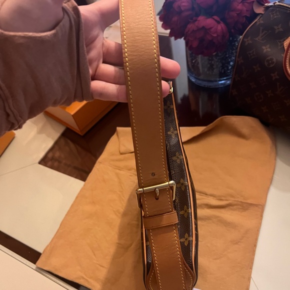 Authentic Louis Vuitton Croissant MM - Picture 7 of 11
